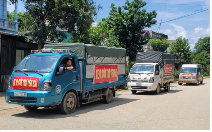 Vận chuyển hàng cứu trợ tới người dân bị ảnh hưởng lũ lụt ở Lào Cai. Ảnh: KHÁNH NGUYỄN