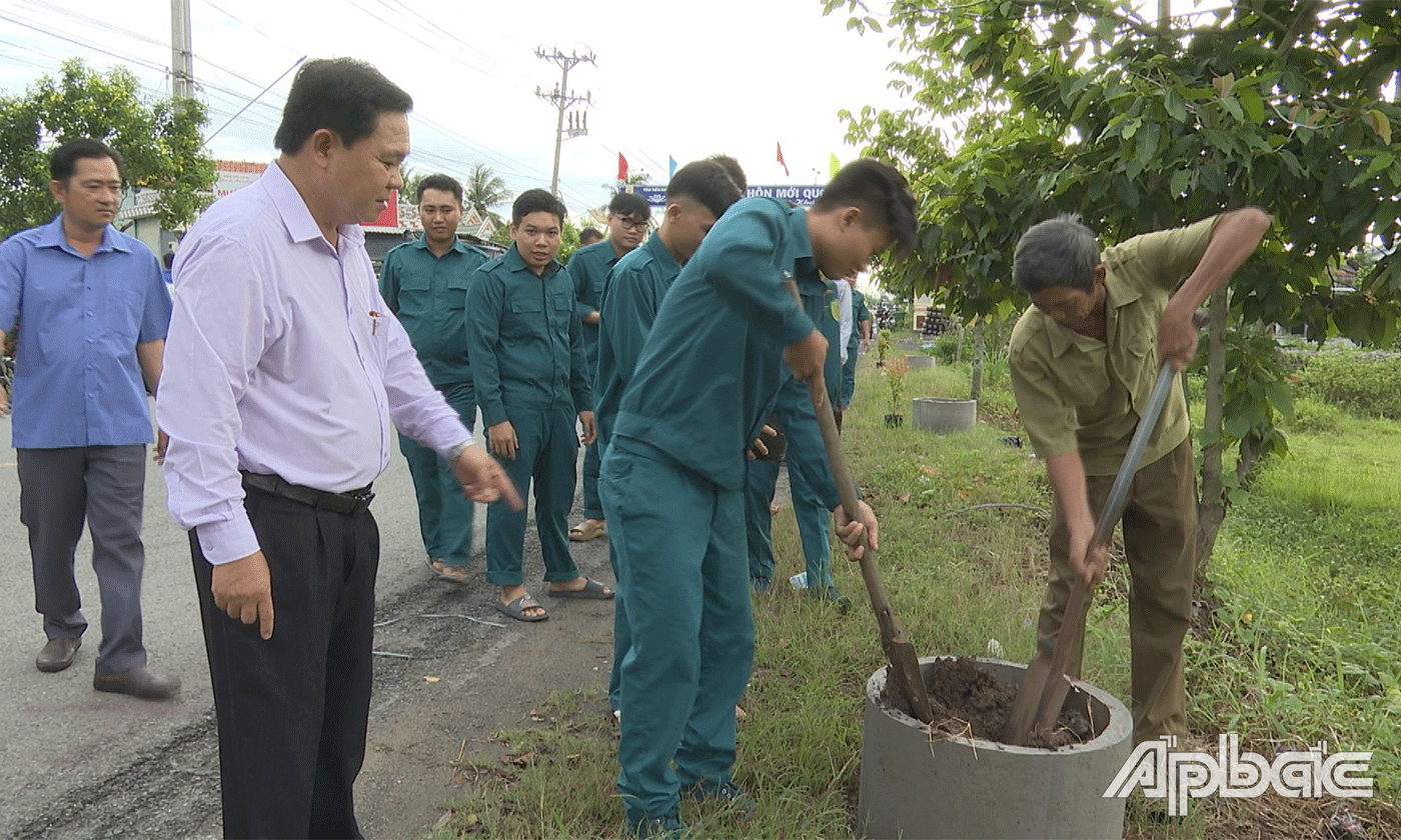 Trồng cây xanh trên các tuyến đường.