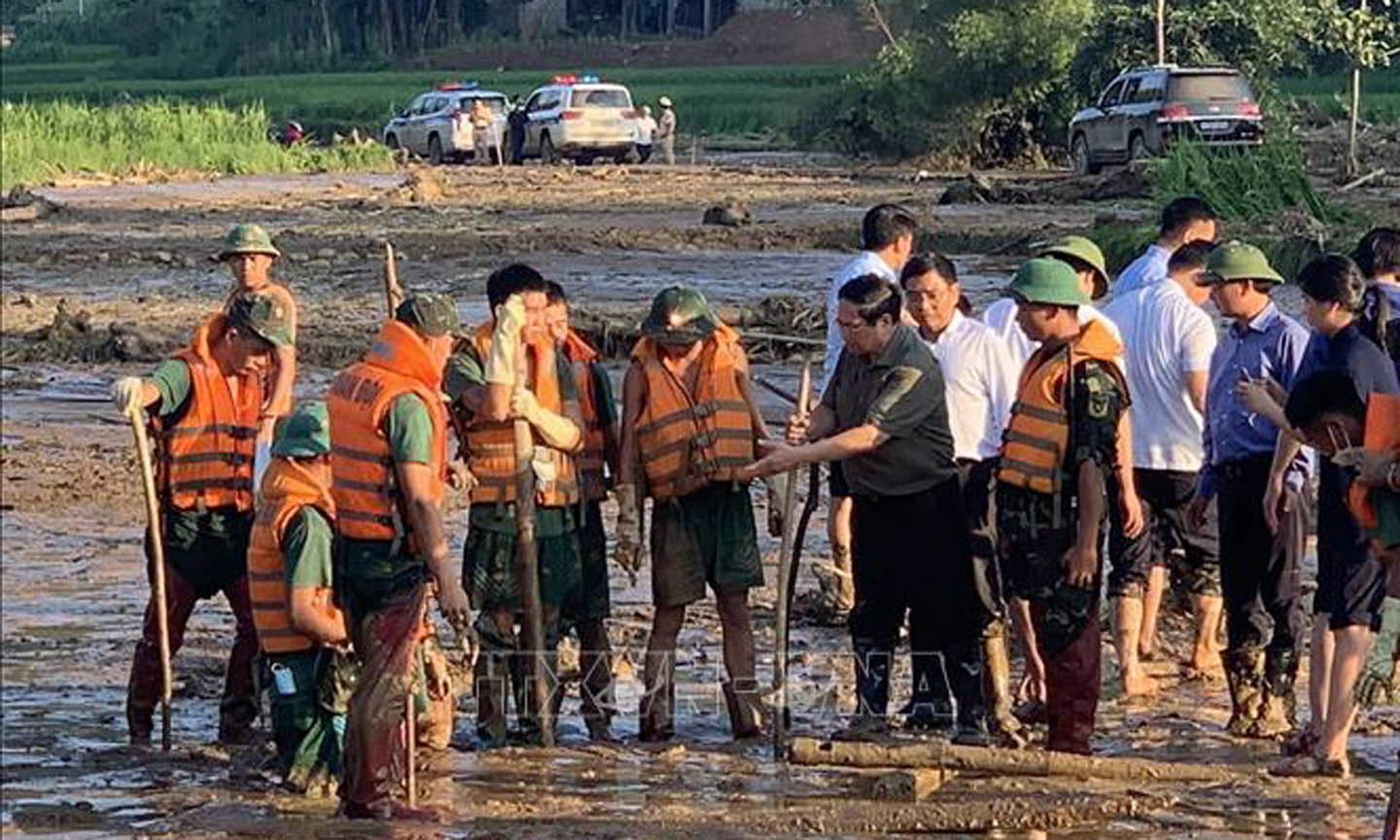 Thủ tướng Phạm Minh Chính chỉ đạo công tác tìm kiếm người bị nạn do lũ quét, sạt lở đất tại làng Nủ. Ảnh: Dương Giang/TTXVN