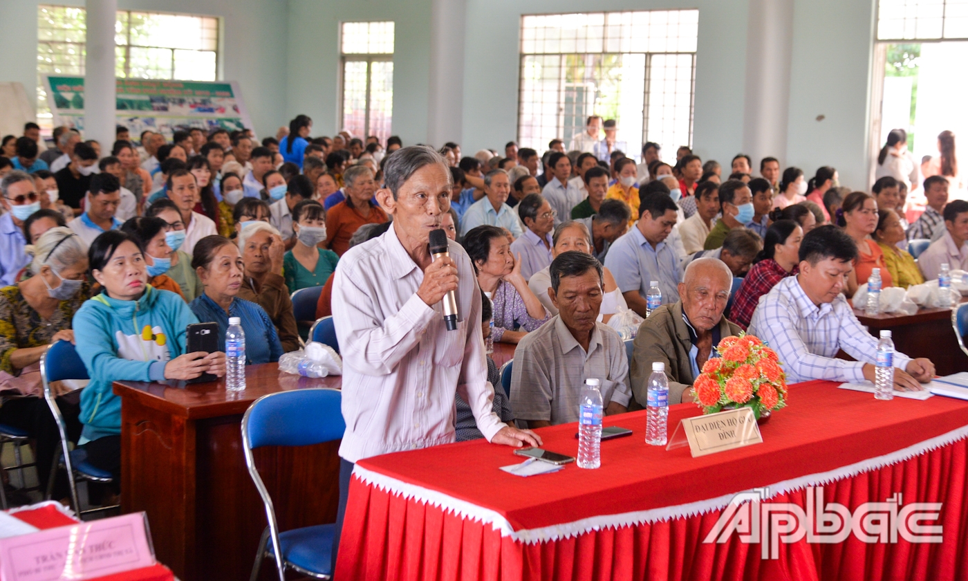 Cử tri đại diện hộ gia đình phát biểu thảo luận các nội dung thực hiện bầu cử.