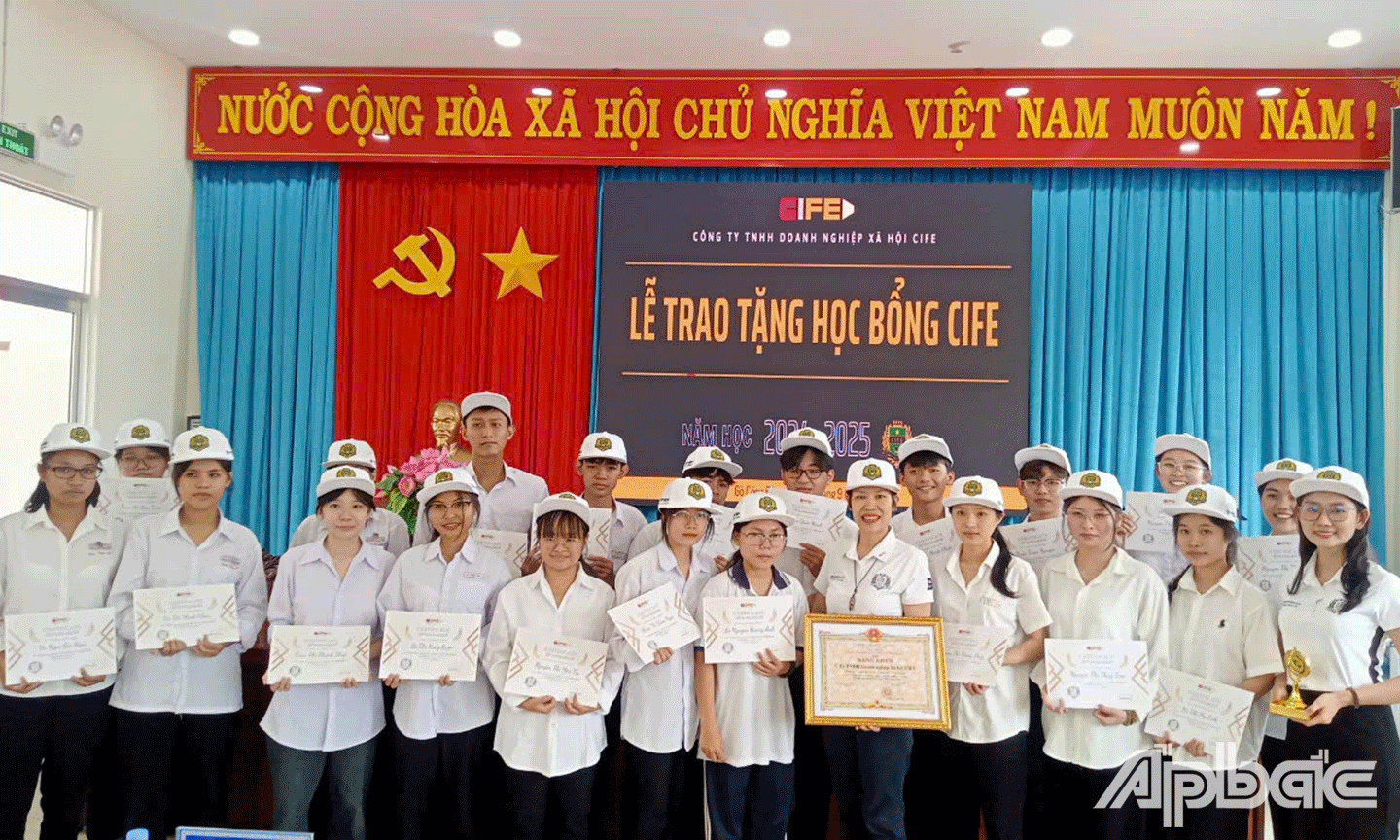 Các em học sinh, sinh viên có hoàn cảnh khó khăn nhận học bổng trong chương trình