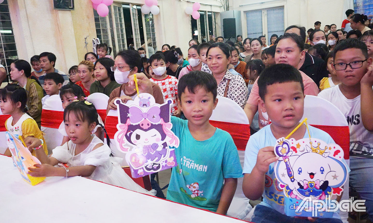 Con công nhân, lao động hào hứng nhận quà trung thu.