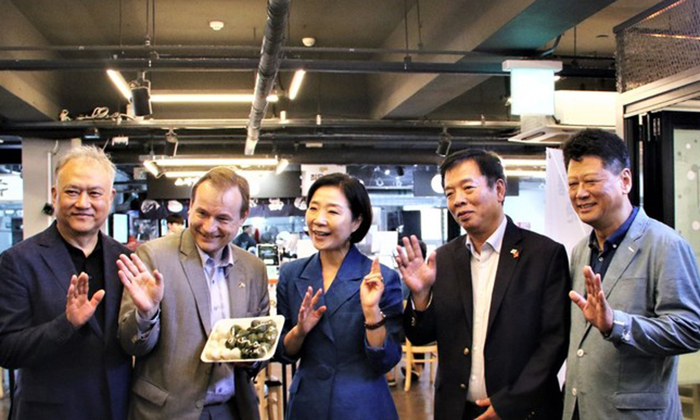 Vietnamese Ambassador to the RoK Vu Ho (second from right), the RoK’s Minister of SMEs and Startups Oh Young-joo (centre), and other guests during their visit to the Kyungdong market in Seul on September 13. (Photo: VNA).