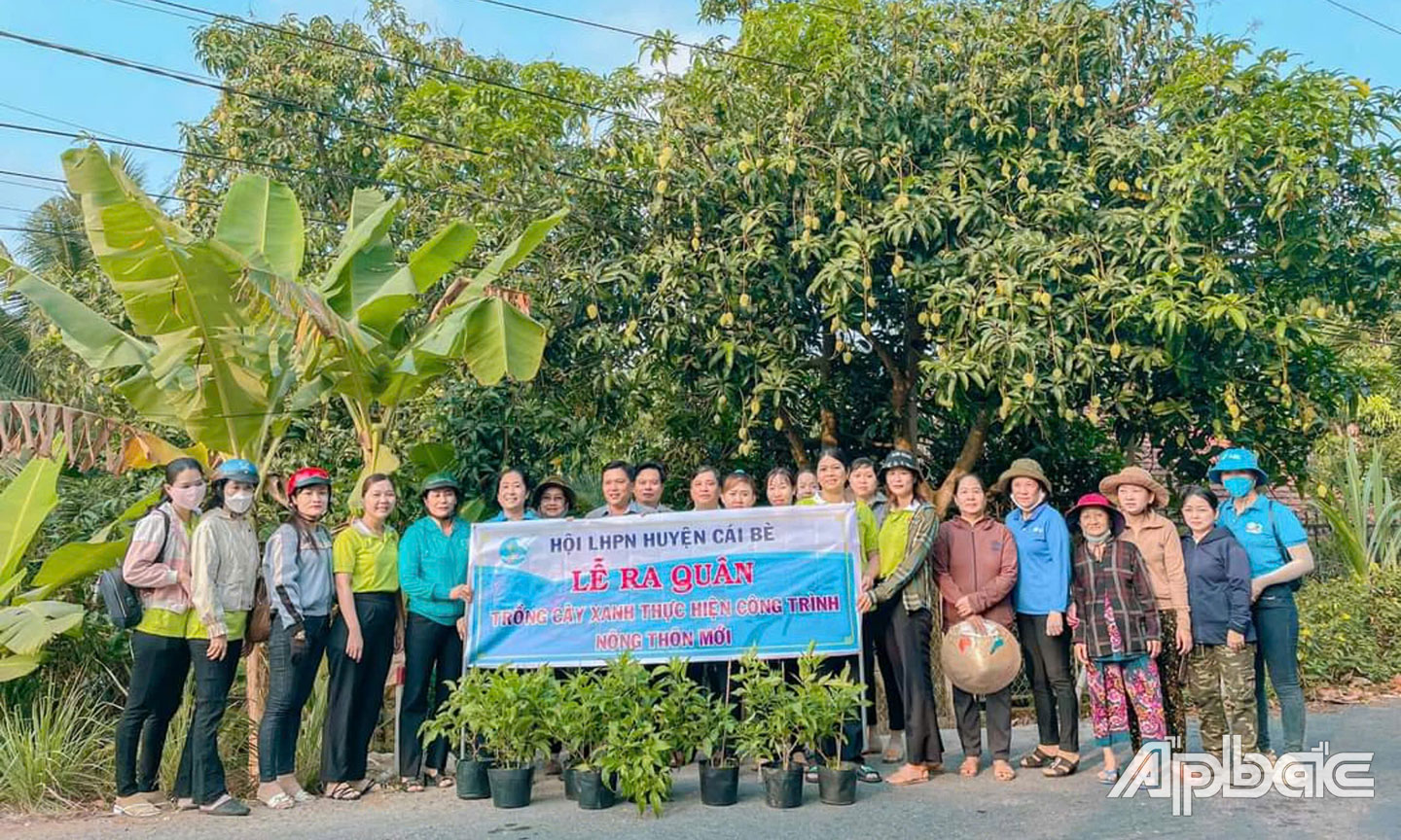 Hội LHPN huyện Cái Bè ra quân thực hiện công trình nông thôn mới. 