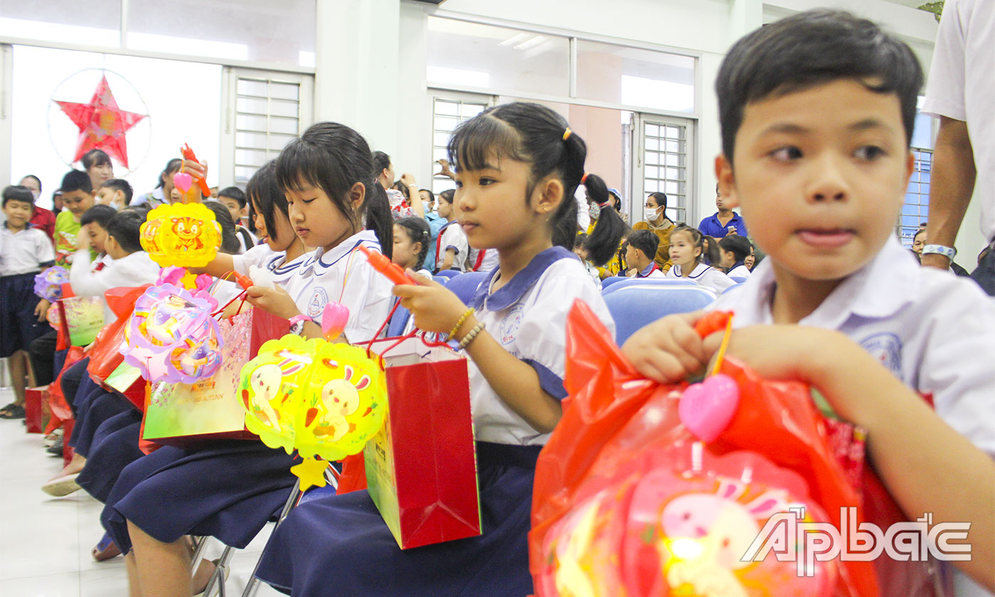 Các em học sinh vui tươi, phấn khởi khi nhận được quà Trung thu. 