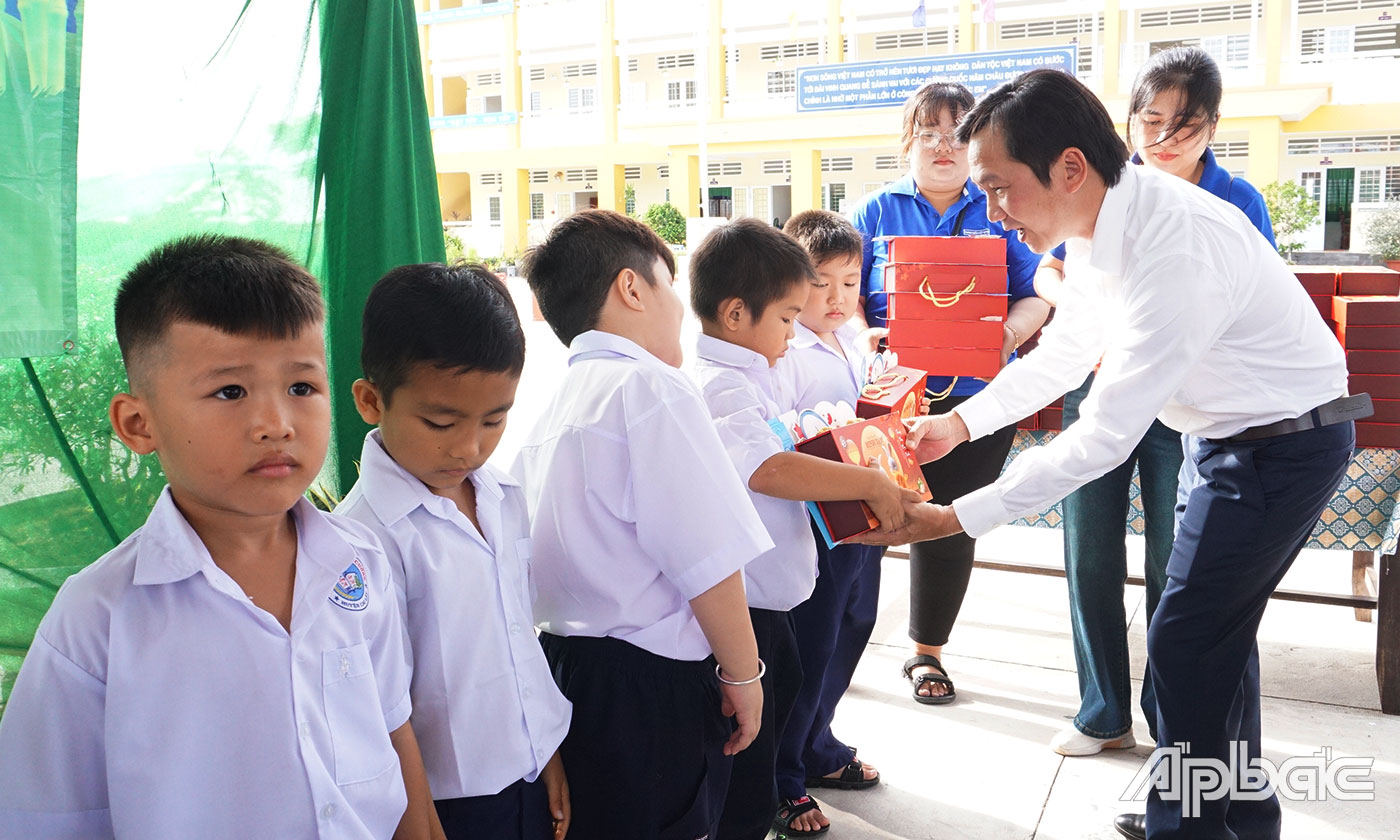 Đồng chí Nguyễn Trọng Tấn, Phó Tổng Biên tập Báo Ấp Bắc  trao quà trung thu cho các em thiếu nhi tại Trường Tiểu học Phú Cường