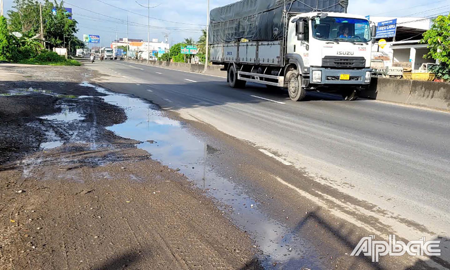 Các điểm ứ đọng nước rất nguy hiểm khi trời mưa, các phương tiện buộc phải lấn san làn ô tô để lưu thông.