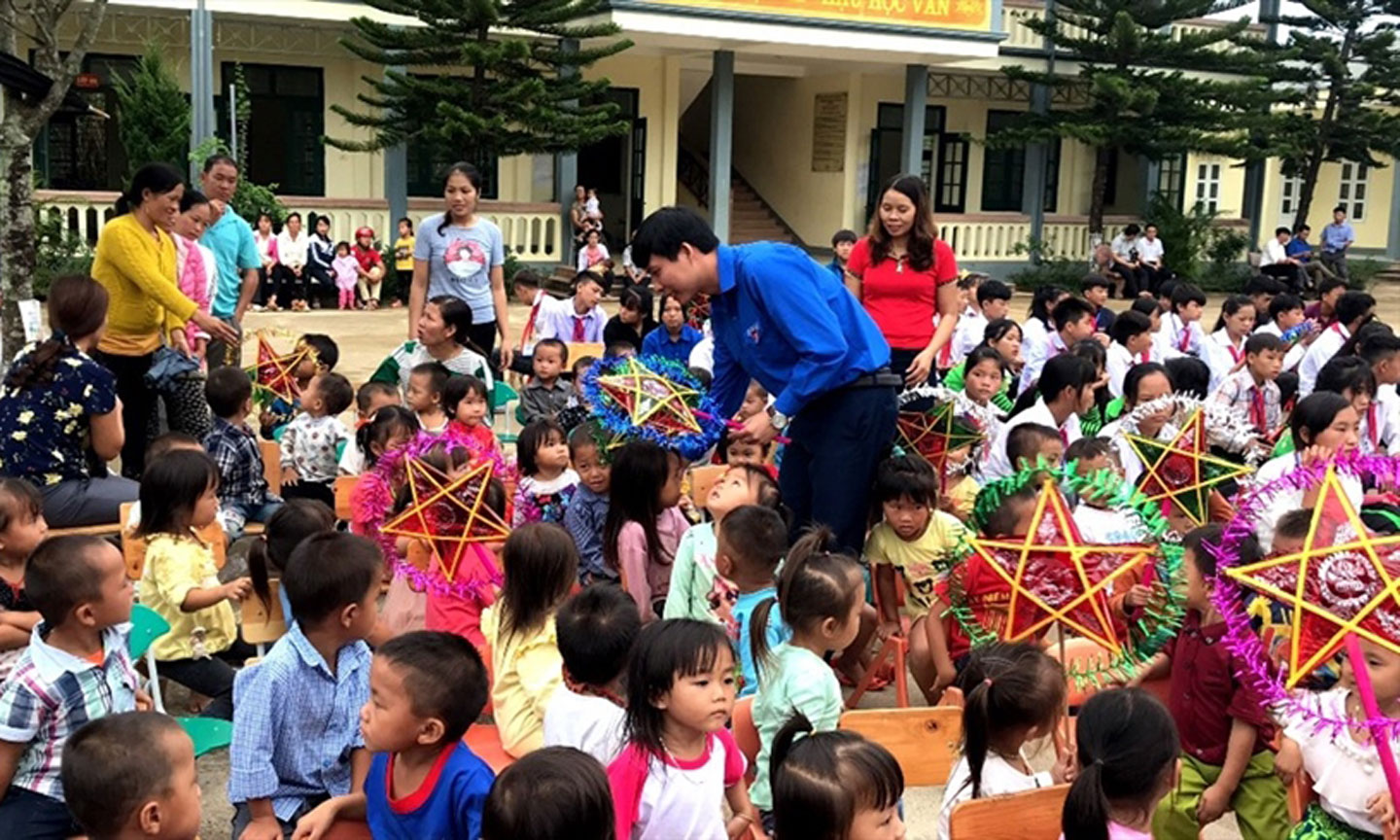 Tỉnh đoàn Thanh Hóa đến thăm và tặng quà cho các em nhỏ vùng lũ xã Nhi Sơn, huyện Mường Lát. Ảnh: laodong.vn 