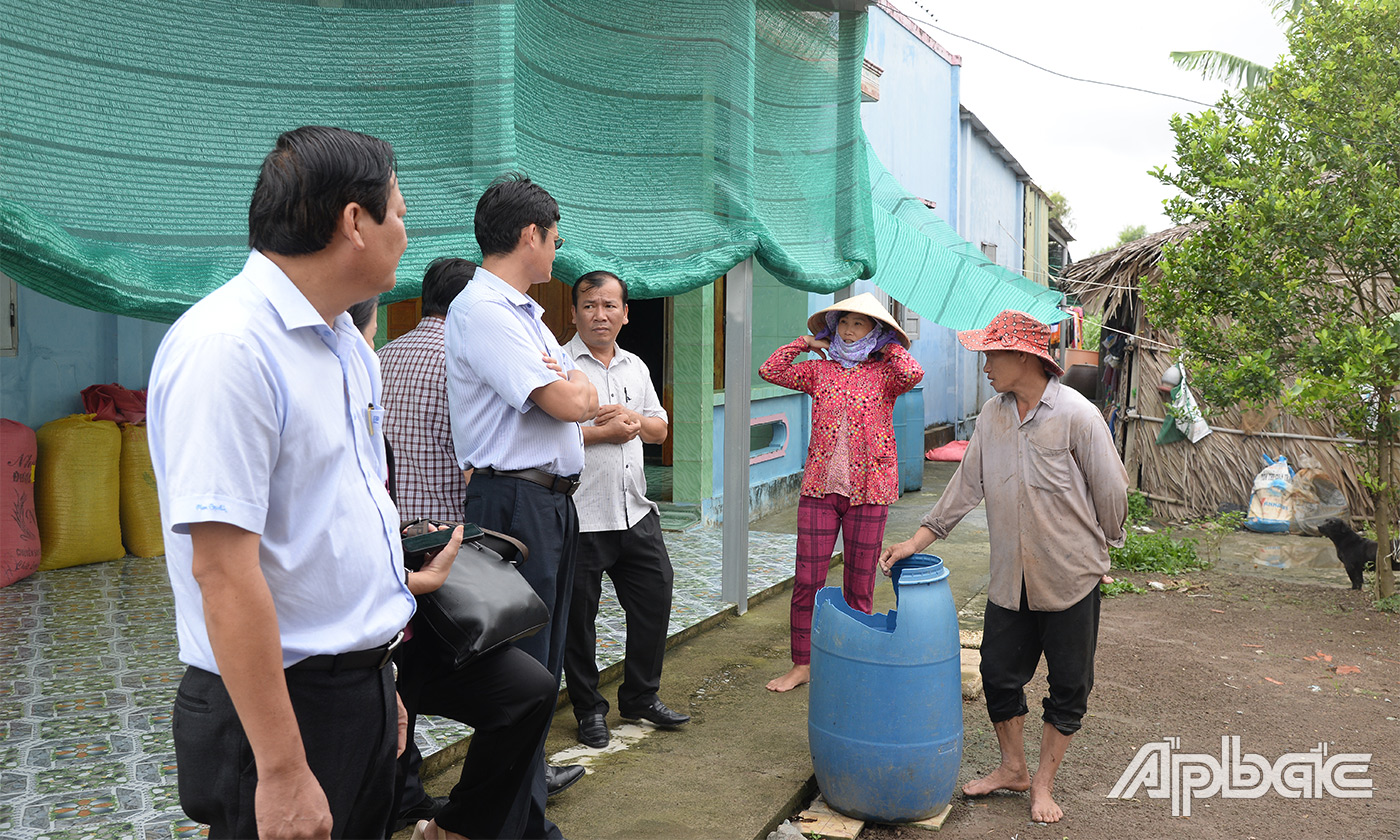 Đoàn giám sát khảo sát thực tế tại một số trạm cấp nước, những hộ dân nông thôn chưa tiếp cận nguồn nước từ trạm cấp nước tập trung trên địa bàn xã 