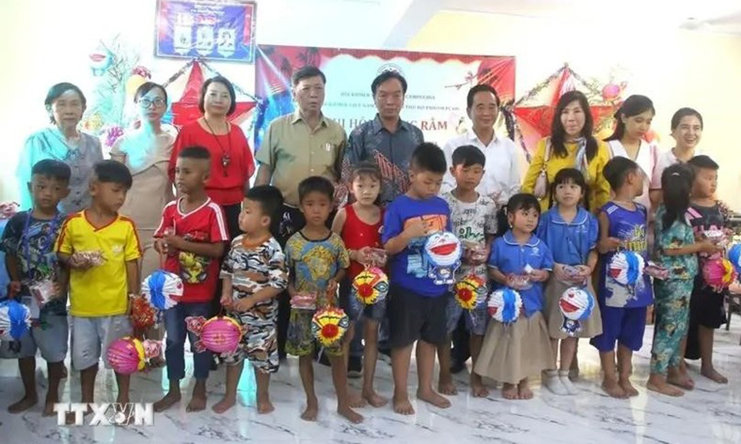  The organising board hands over Mid-Autumn Festival gifts to children of Vietnamese origin in the capital of Phnom Penh. (Photo: VNA).