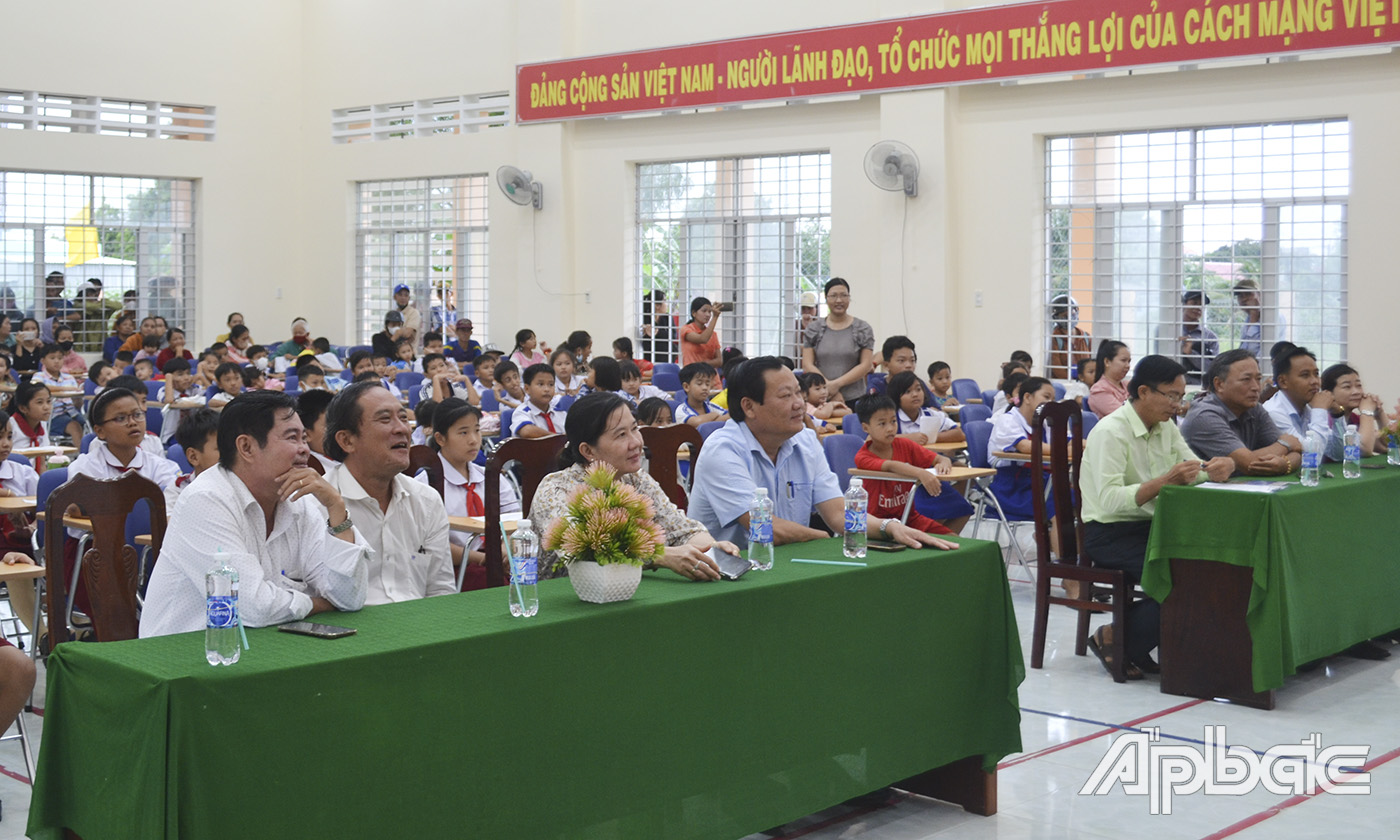 Các dại biểu và các em thiếu nhi tham dự chương trình Tết Trung thu.