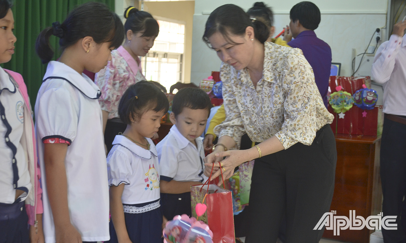 Đồng chí Nguyễn Thị Mỹ Nương, Phó Giám đốc Sở Lao động, Thương binh và Xã hội tặng quà cho các cháu thiếu nhi.