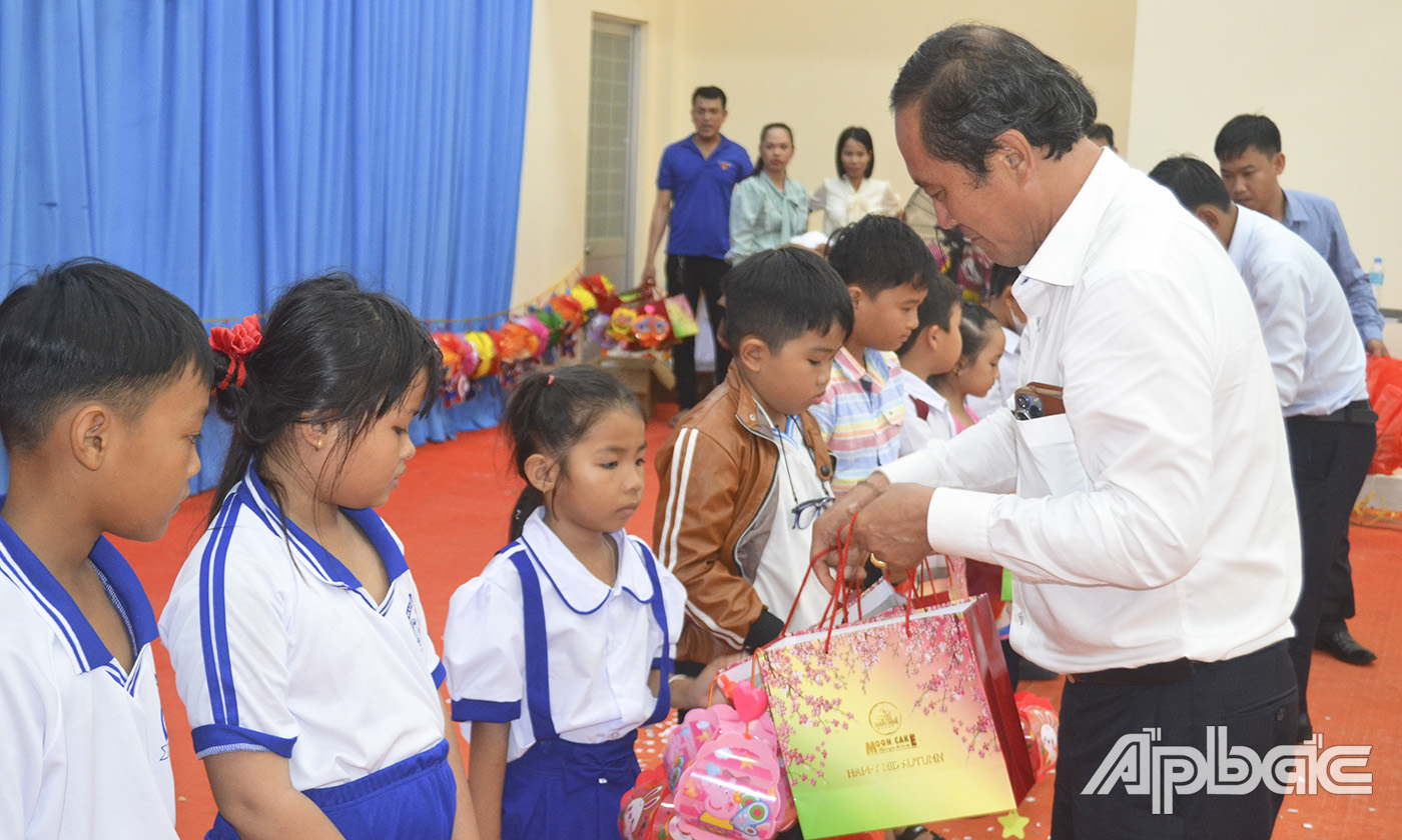 Ông Dương Quang Dũng, Giám đốc công ty Vương Huỳnh đại diện nhà tài trợ tặng quà cho các cháu thiếu nhi.