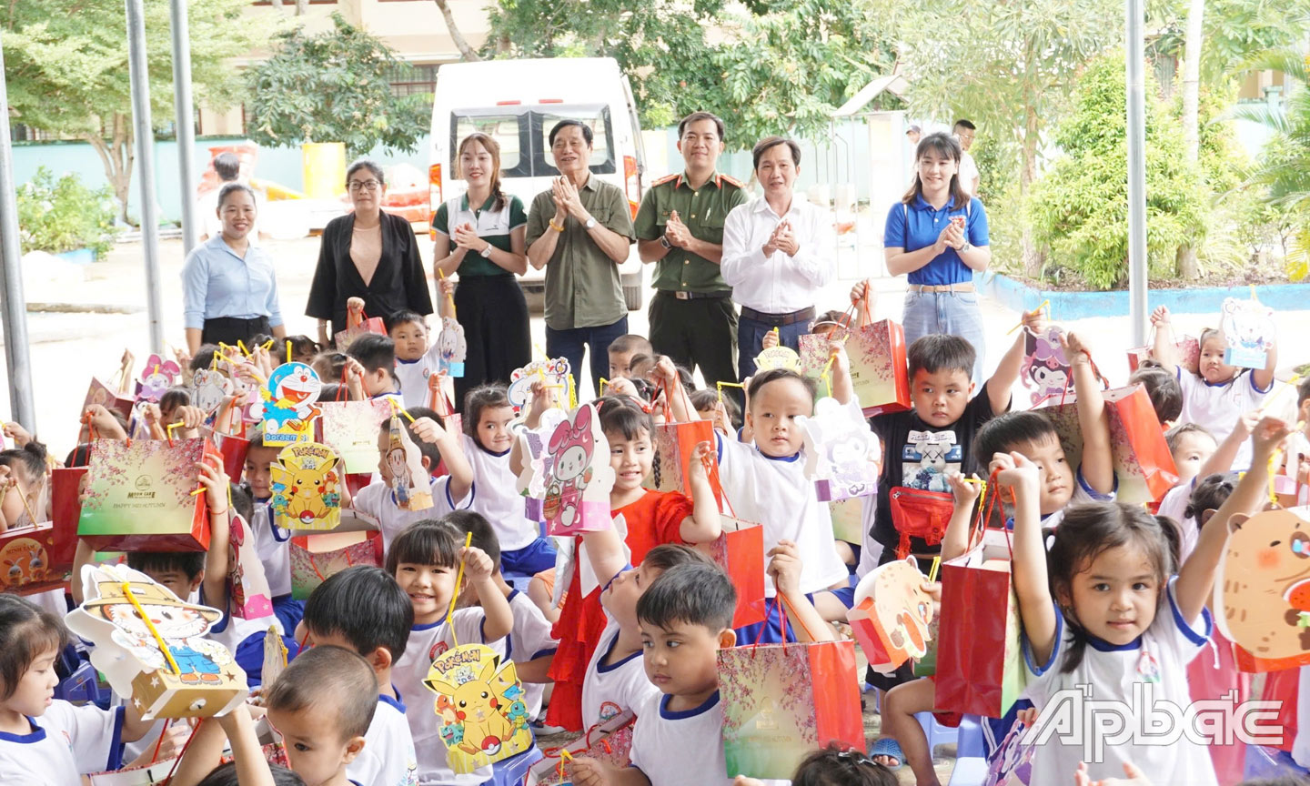 Ban Biên tập báo cùng các đơn vị tài trợ trao quà trung thu cho các em học sinh tại Trường Mầm non Thạnh Mỹ, huyện Tân Phước.