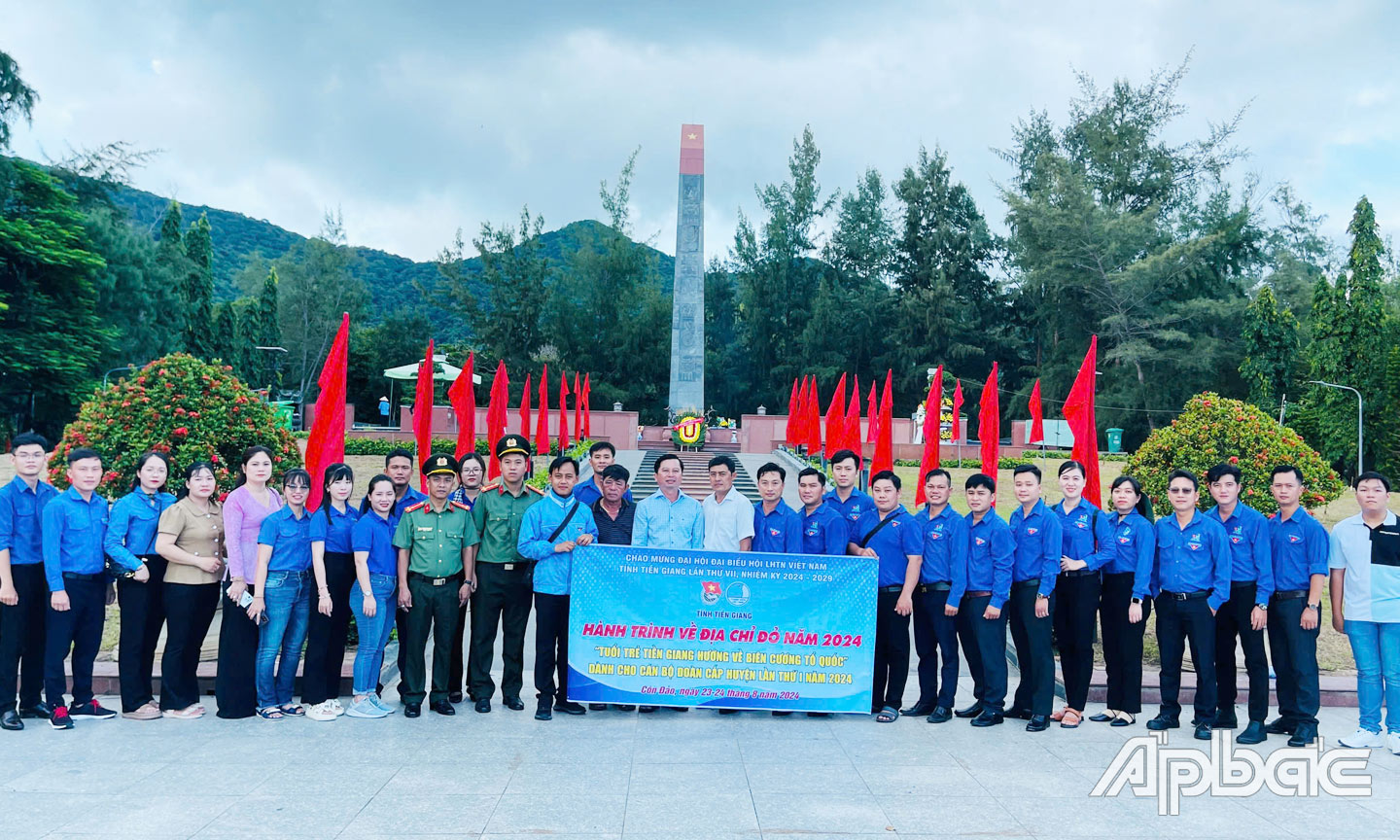 TN Tiền Giang tham gia hành trình về “địa chỉ đỏ” tại Nghĩa trang Hàng Dương (huyện Côn Đảo, tỉnh Bà Rịa - Vũng Tàu).