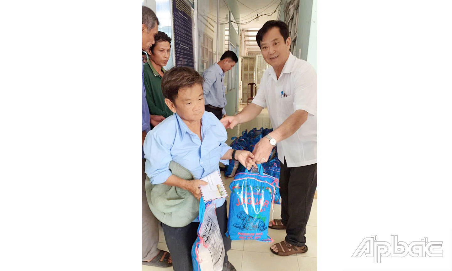 Chủ tịch Hội NNCĐDC huyện Cái Bè Trần Văn Nhu thăm hỏi và tặng quà cho NNCĐDC xã Hậu Mỹ Trinh.