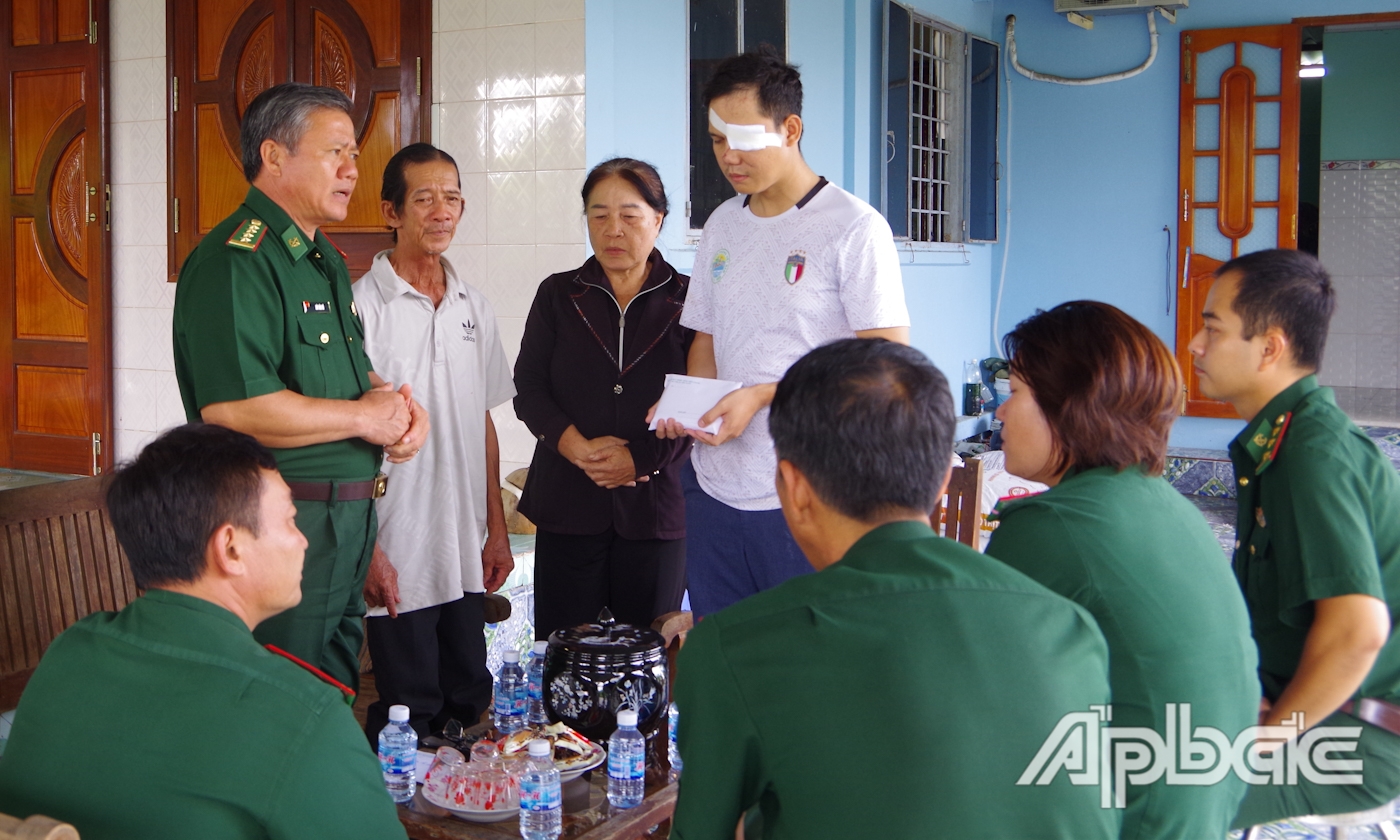 Đại tá Bùi Văn Vũ, Chính ủy BĐBP Tiền Giang trao gửi số tiền cán bộ, chiến sĩ đơn vị hỗ trợ Thượng úy Nguyễn Tường Duy để điều trị bệnh. 