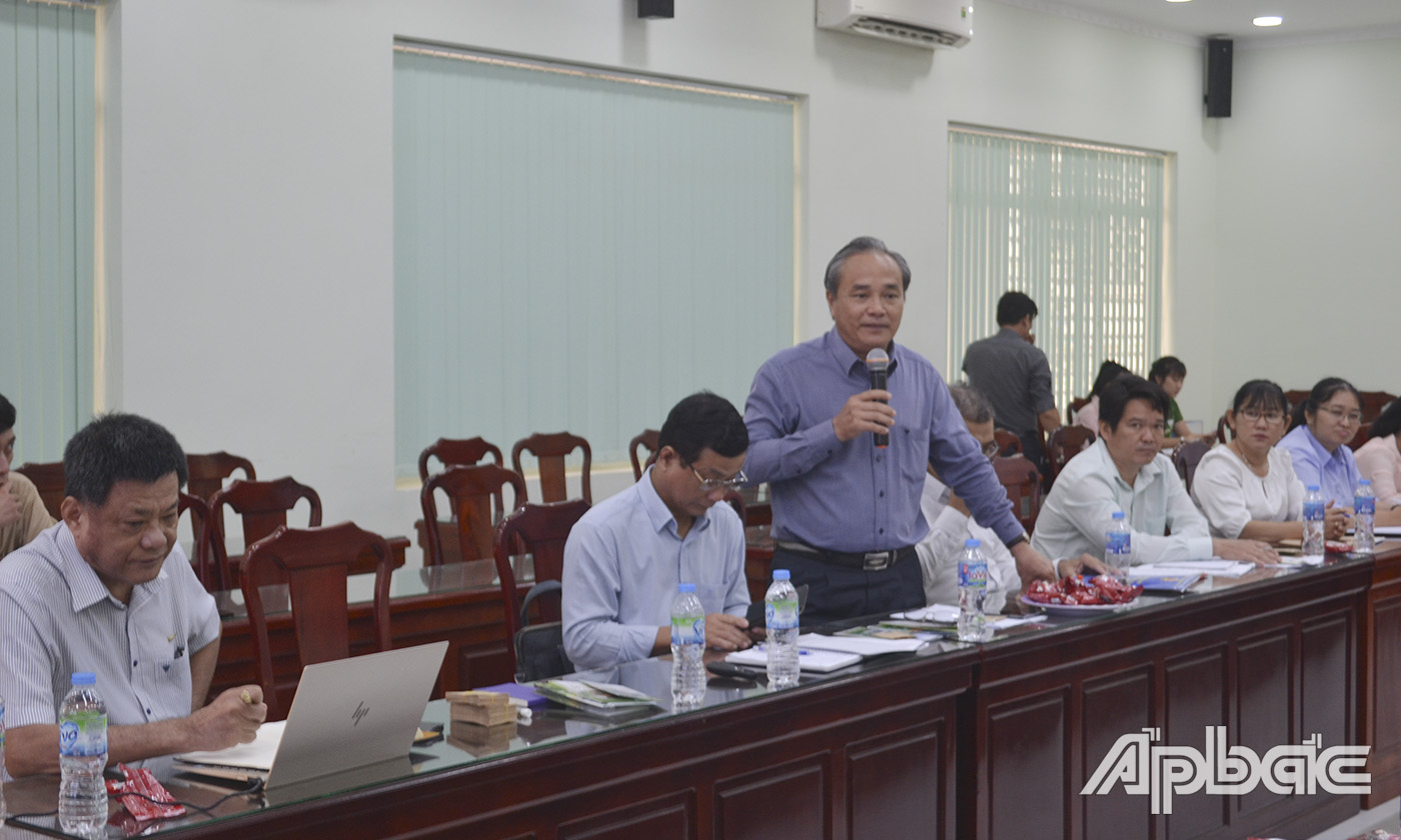 Đồng chí Cao Văn Hưởng, Phó Chủ tịch UBND huyện Chợ Gạo phát biểu tại buổi họp.
