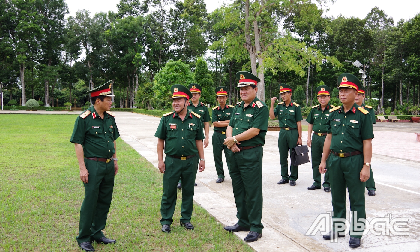 Trung tướng Nguyễn Xuân Dắt, Tư lệnh Quân khu 9 kiểm tra địa điểm khuôn viên Sở Chỉ huy Sư đoàn chuẩn bị tổ chức Lễ kỷ niệm.