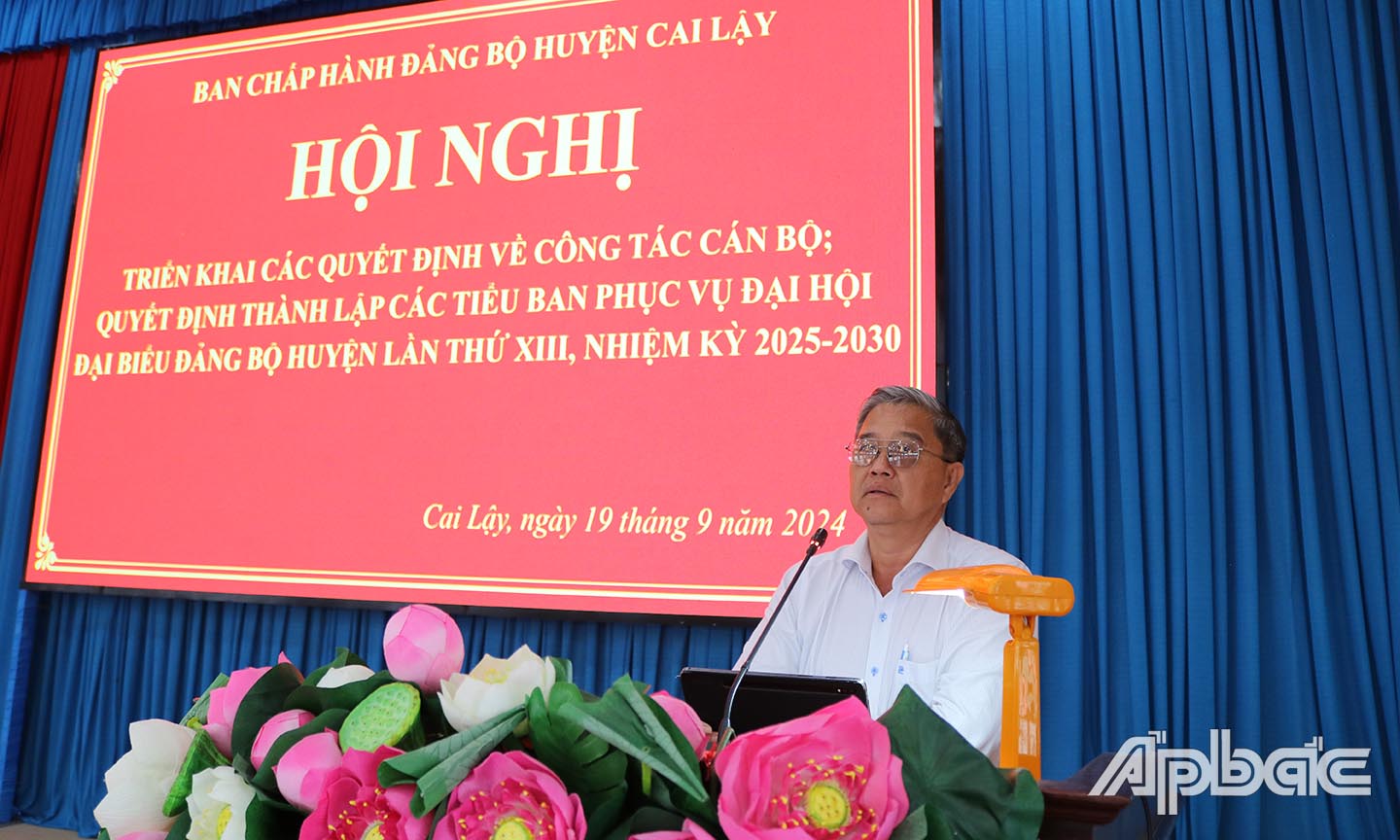 Bí thư Huyện ủy phát biểu kết luận hội nghị.