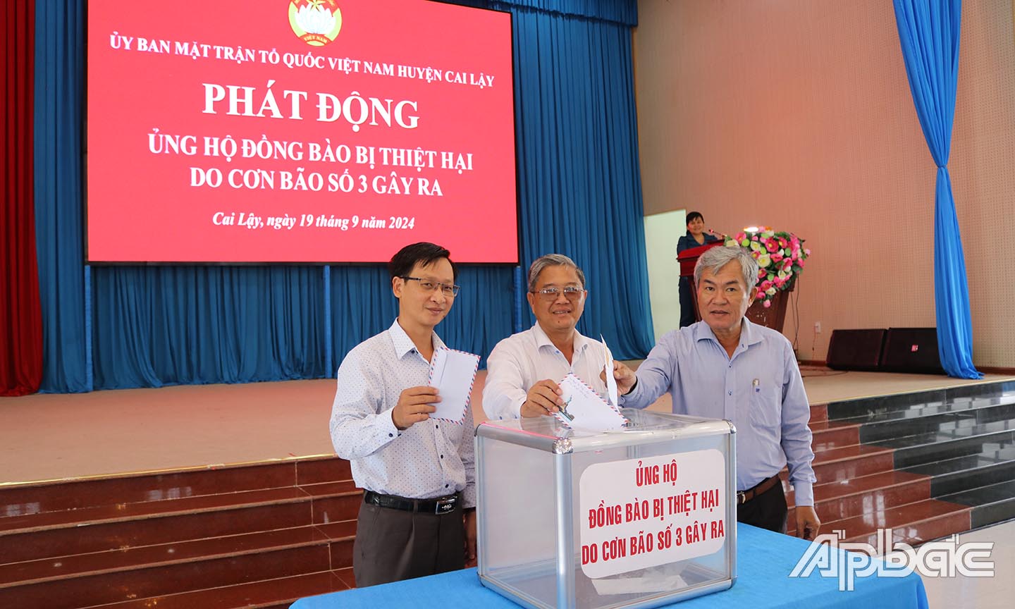 Thường trực Huyện ủy tham gia đóng góp ủng hộ đồng bào bị thiệt hai do cơn bão số 3 gây ra. 
