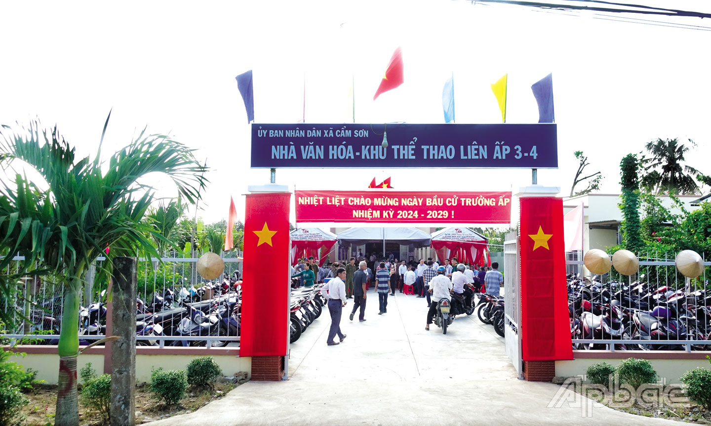 Tổ chức cuộc họp cộng đồng dân cư bầu cử Trưởng ấp tại ấp 4, xã Cẩm Sơn, huyện Cai Lậy.