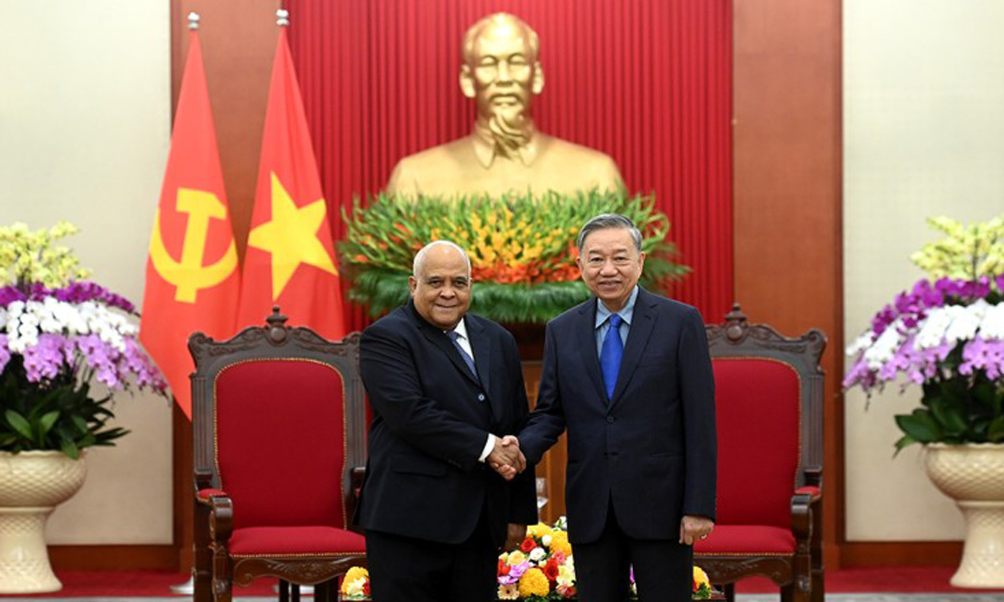 Party General Secretary and State President To Lam and Cuban Ambassador to Vietnam Orlando Nicolas Hernandez Guillen. (Photo: VNA).