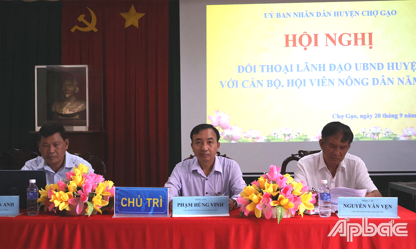 Chủ trì hội nghị.