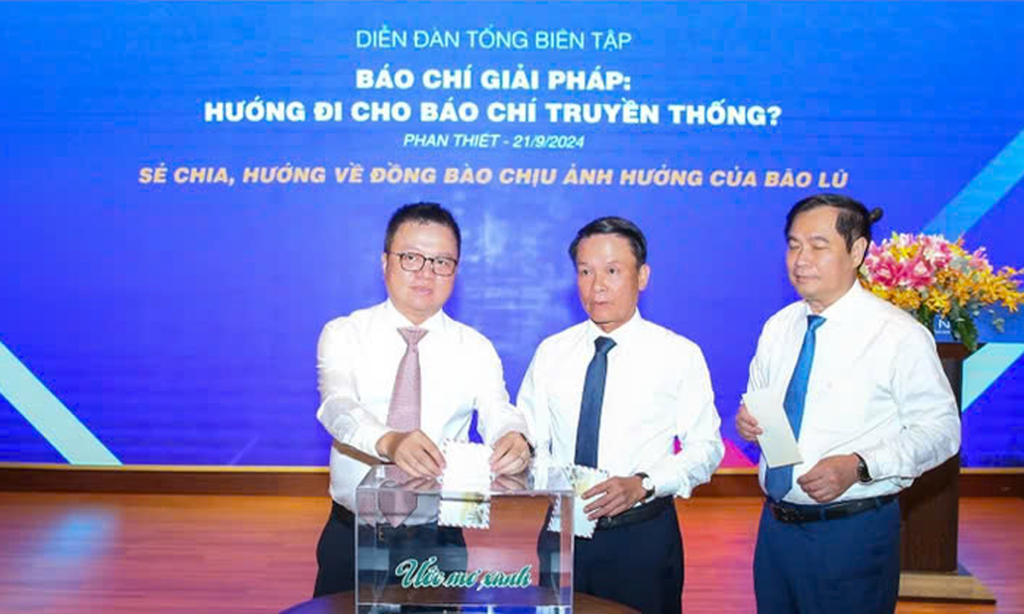 Đồng chí Lê Quốc Minh, Tổng Biên tập Báo Nhân Dân ủng hộ đồng bào chịu ảnh hưởng của bão lũ.