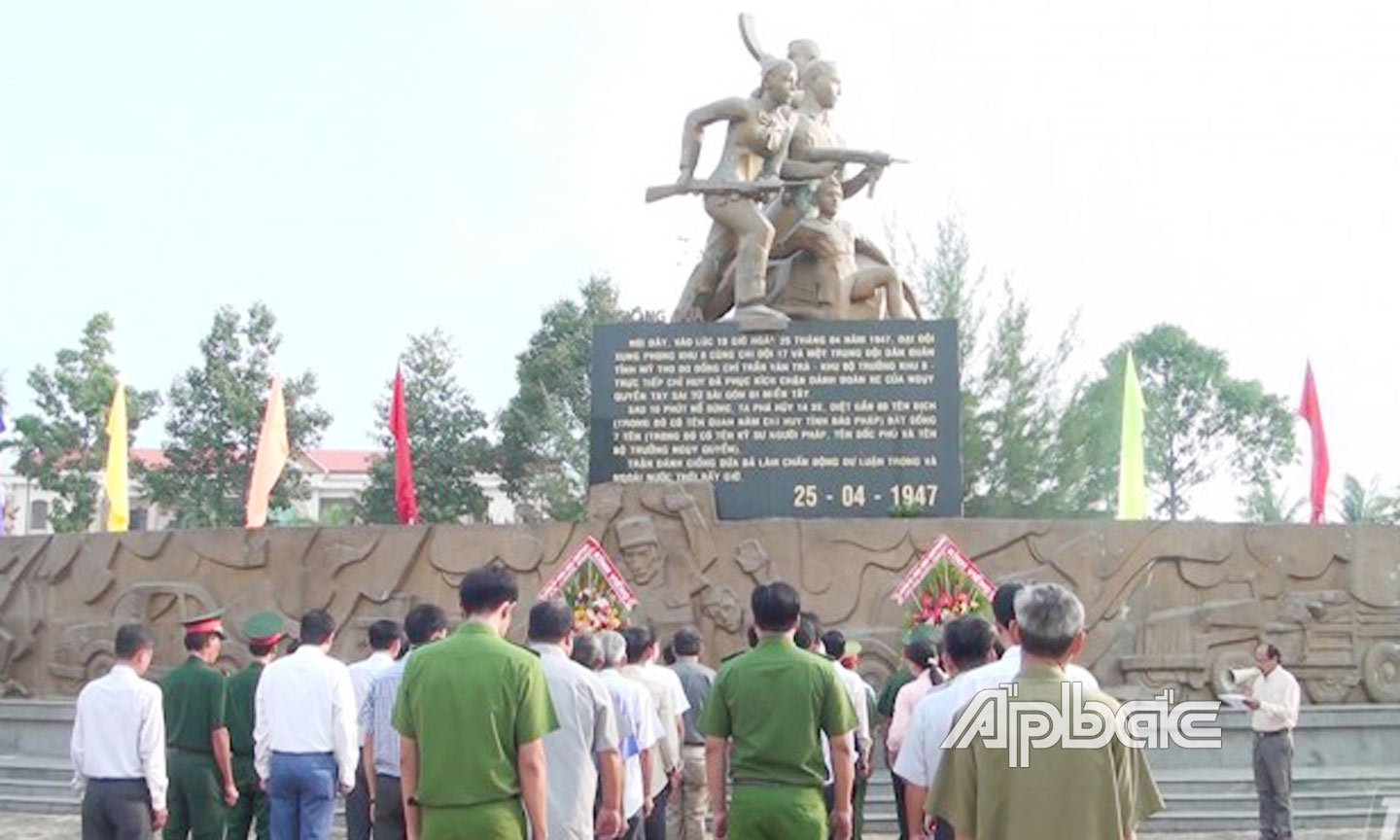 Tượng đài Chiến thắng Giồng Dứa ở xã Long Định, huyện Châu Thành.