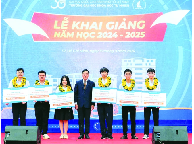 Hiệu trưởng Trường ĐH Khoa học Tự nhiên (ĐHQG TPHCM) trao học bổng cho sinh viên tại lễ khai giảng.