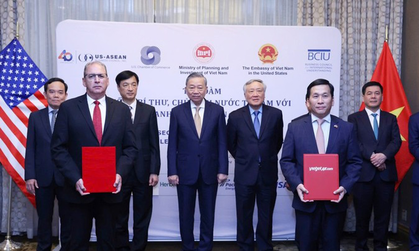 Dinh Viet Phuong, CEO of Vietjet (front row, right) and Joseph Vitulli, Representative of Honeywell Aerospace Technologies (front row, left) exchange a cooperation agreement in the presence of Party General Secretary and President To Lam during his trip to the US (Source: Vietjet).