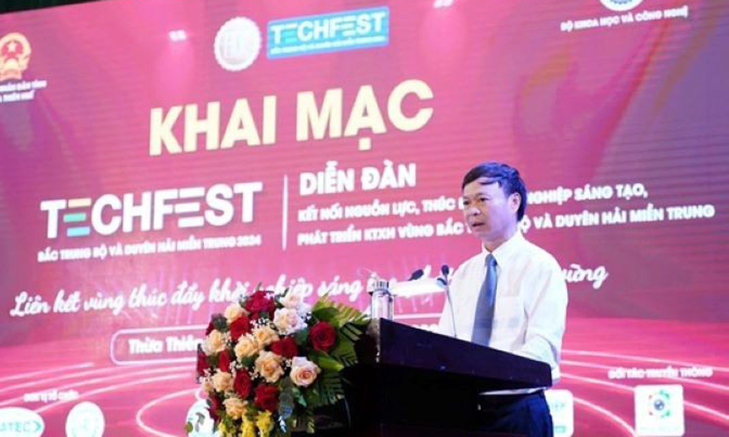 Deputy Minister of Science and Technology Hoang Minh speaking at the opening ceremony.