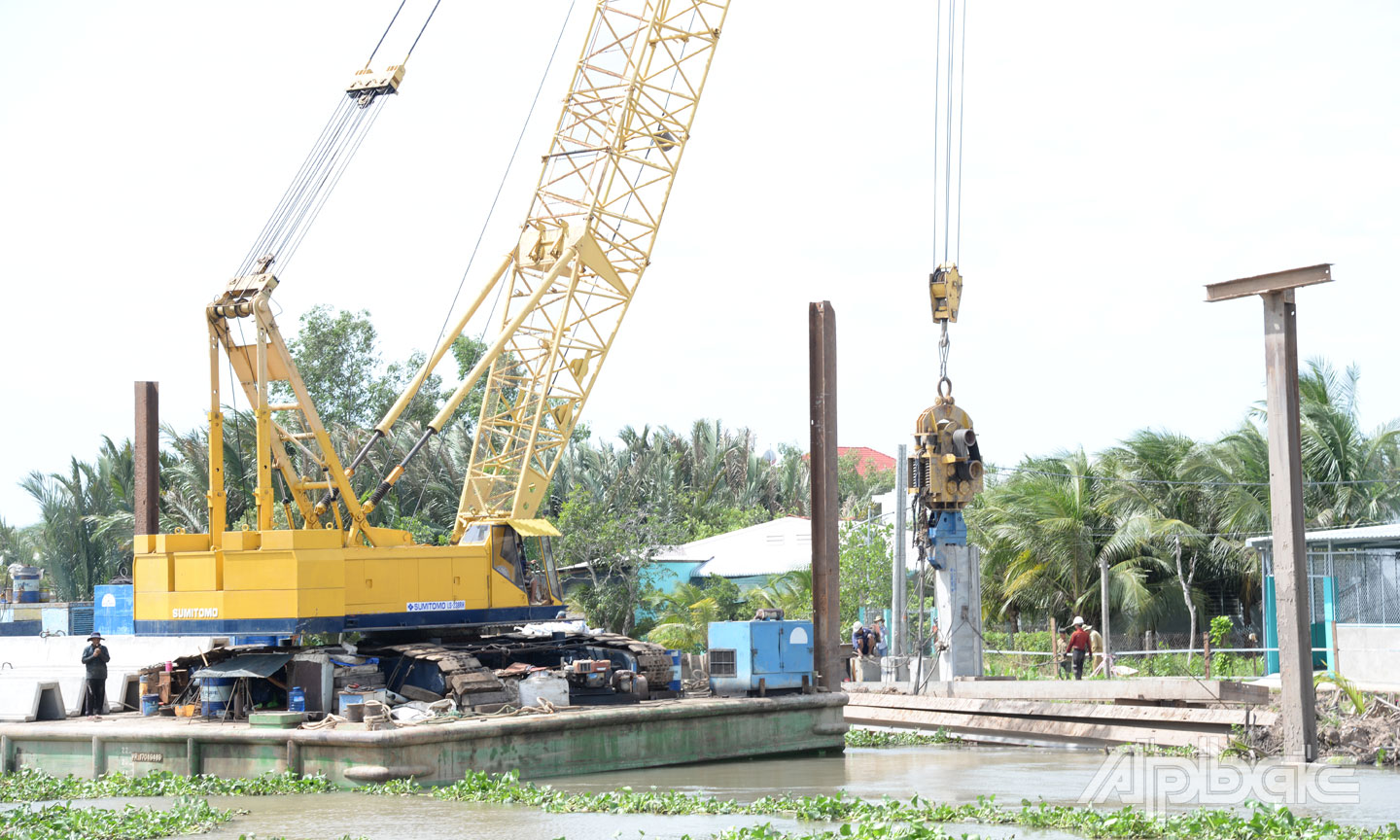 Ban Quản lý dự án dân dụng và công nghiệp đang tập trung đẩy nhanh tiến độ Dự án Đường giao thông 2 bên bờ sông Bảo Định.