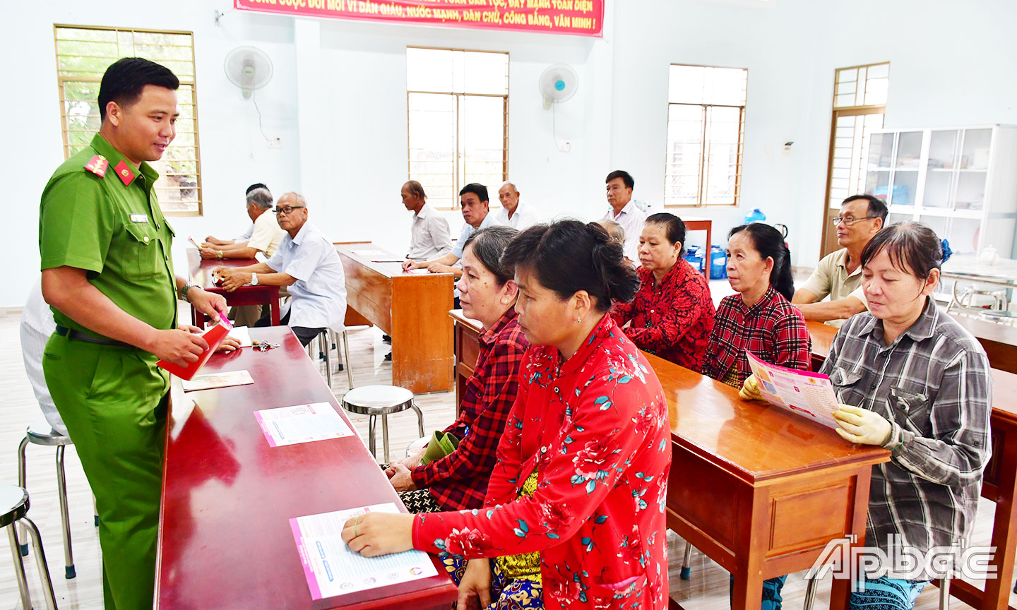 Đại úy Sang tuyên truyền vận động nhân dân tích cực phòng, chống tội phạm.     Ảnh: ĐẶNG THANH