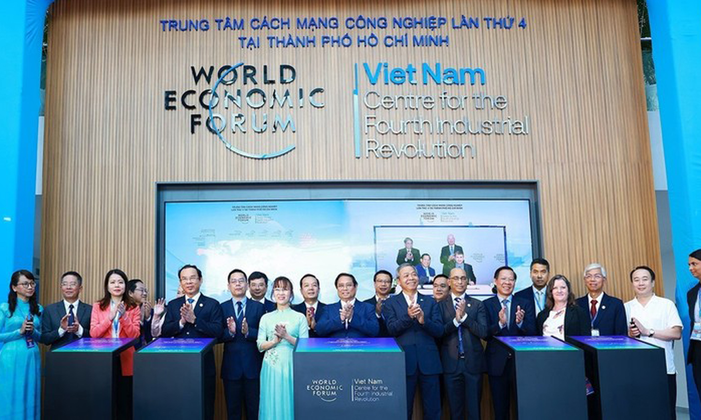 ABO/NDO- Prime Minister Pham Minh Chinh inaugurated the Centre for the Fourth Industrial Revolution (C4IR) of Ho Chi Minh City at the Saigon Hi-Tech Park in Thu Duc city on September 25 as part of the HCM City Economic Forum 2024.