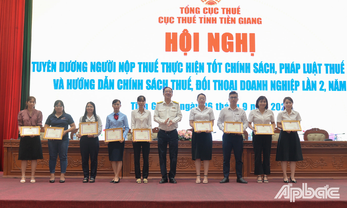 Cục trưởng Cục Thuế tỉnh Tiền Giang Nguyễn Năng Hoàn thừa ủy quyền trao Giấy khen Tổng Cục thuế cho các doanh nghiệp.