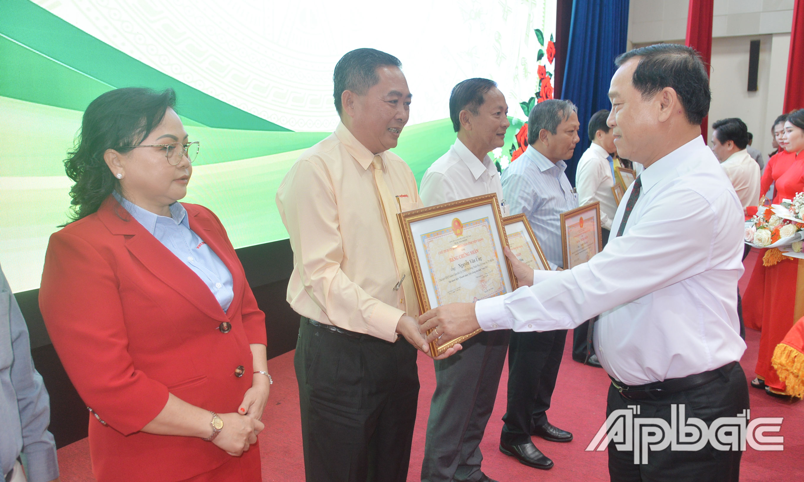 Hằng năm, nhân dịp Ngày Doanh nhân Việt Nam, tỉnh Tiền Giang tổ chức khen thưởng, tôn vinh doanh nhân tiêu biểu, doanh nghiệp hoạt động sản xuất, kinh doanh tiêu biểu.