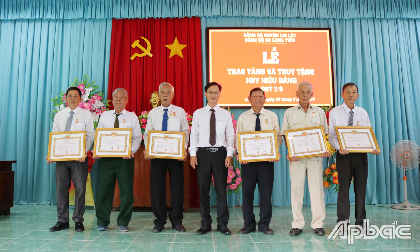 Ông Giàu (đứng thứ 2 bên trái) vinh dự nhận phần thưởng cao quý của Đảng. 