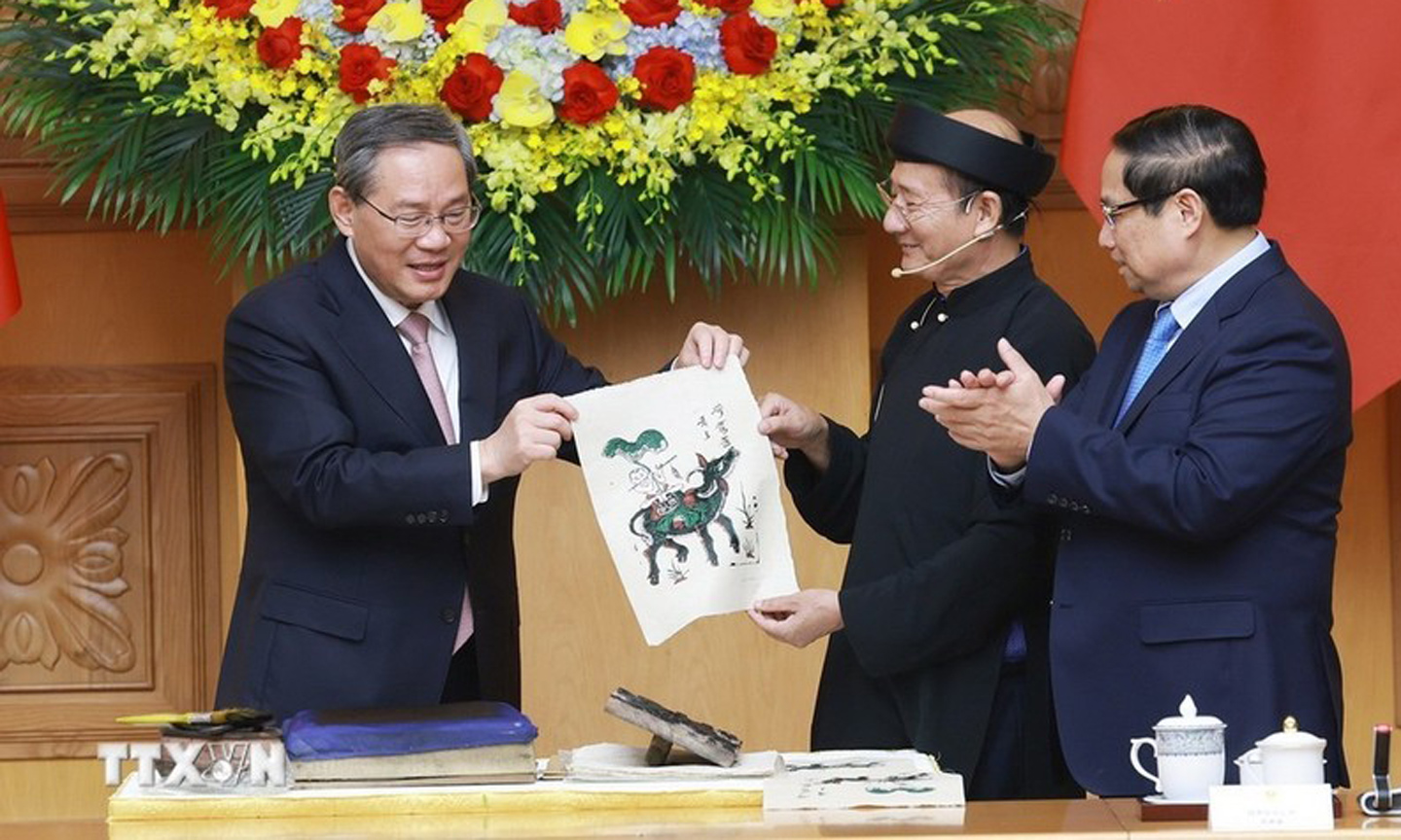 Vietnamese, Chinese government leaders experience making of Dong Ho folk painting