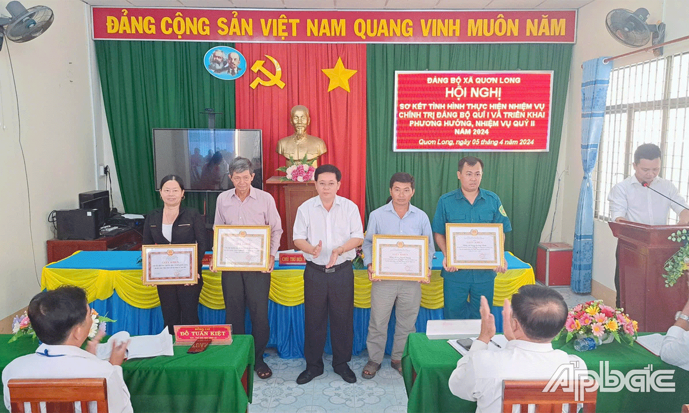 Bí thư Chi bộ gương mẫu học tập và làm theo Bác