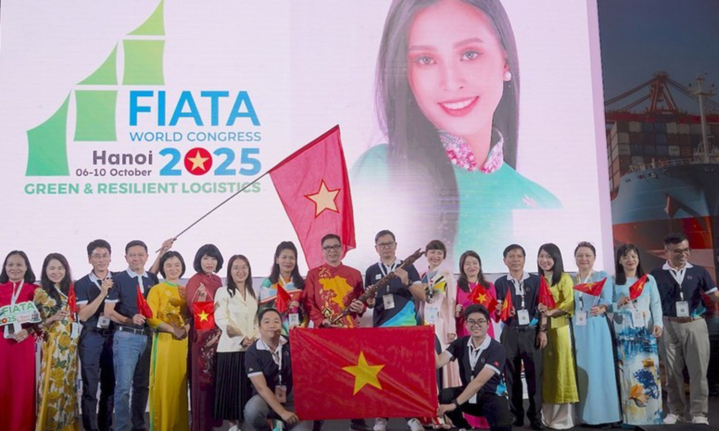 The Vietnamese delegation at the World Congress 2024 of the International Federation of Freight Forwarders Associations (FIATA) in Panama. (Photo: Courtesy of VLA).