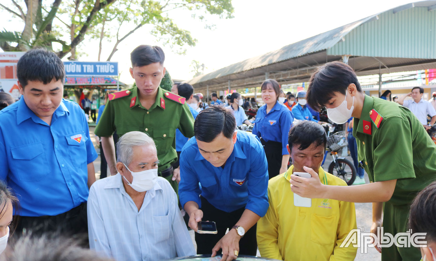 Thanh niên tham gia hỗ trợ người dân cài đặt VNeID.