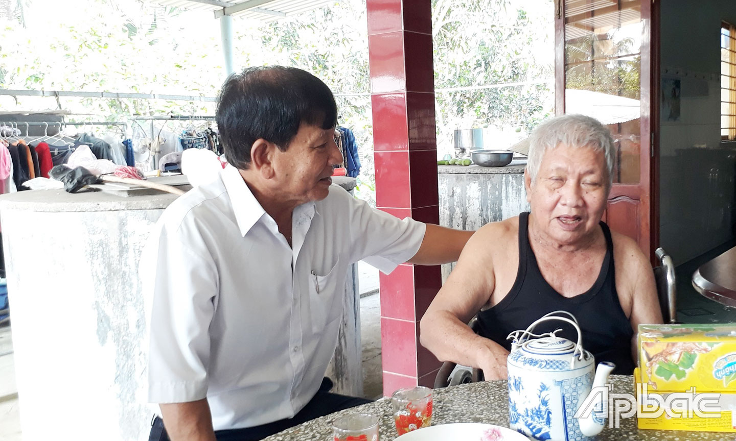 Đại diện Hội NNCĐDC xã Lương Hòa Lạc thăm hỏi, tặng quà cho NNCĐDC.
