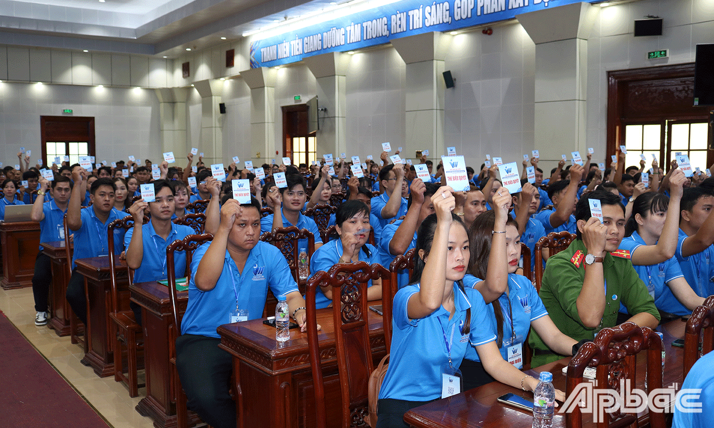 Đại biểu tham gia biểu quyết Đoàn Chủ tịch Đại hội. 