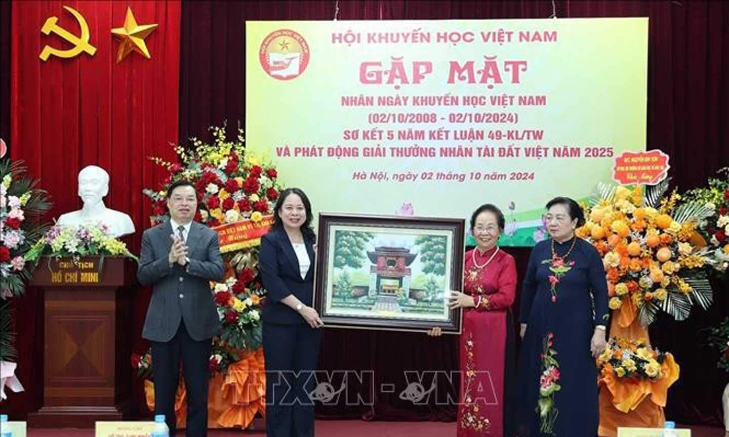 At the ceremony to mark the 16th founding anniversary of the Vietnam Association for Promoting Education (Photo: VNA)