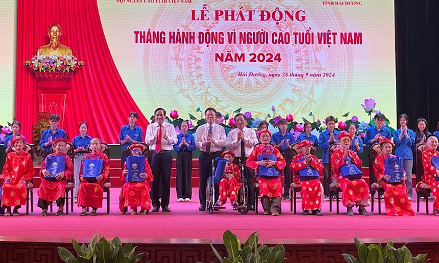 Deputy PM Le Thanh Long presents gifts to centenarians in Hai Duong Province.