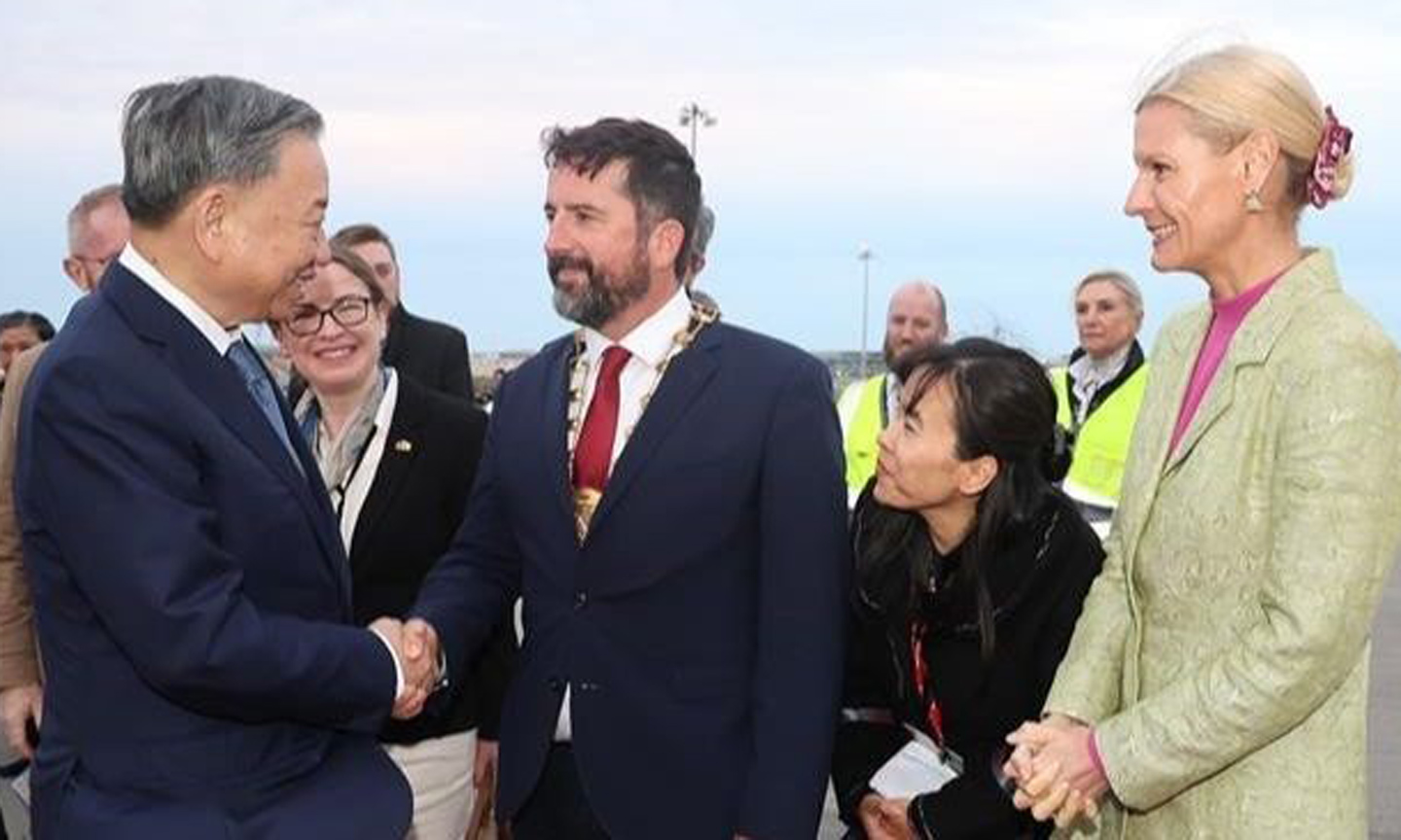 Farewell ceremony for Party General Secretary and State President To Lam (L) at Dublin Airport. (Photo: VNA).