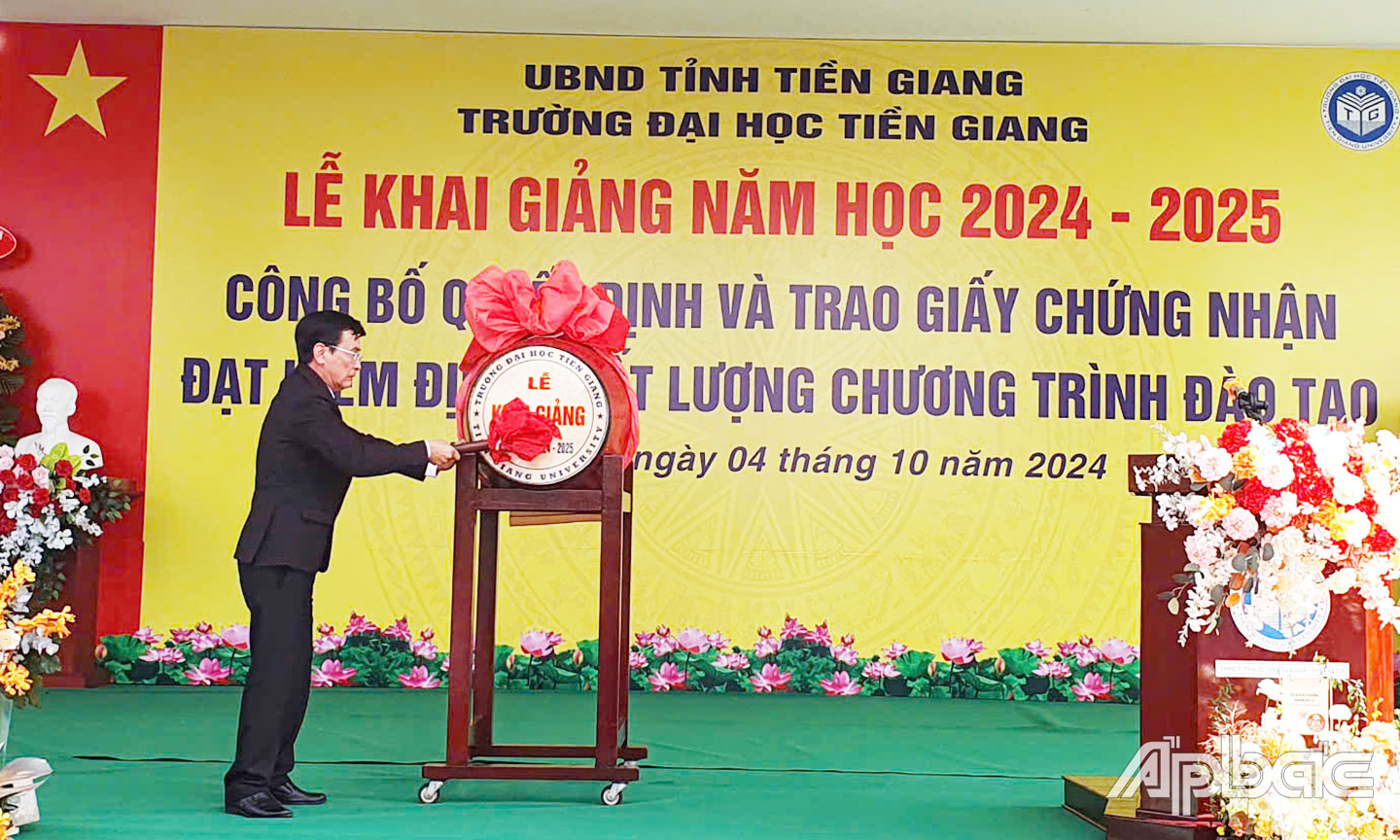 PGS.TS Võ Ngọc Hà, Hiệu trưởng nhà trường đánh trống khai giảng.