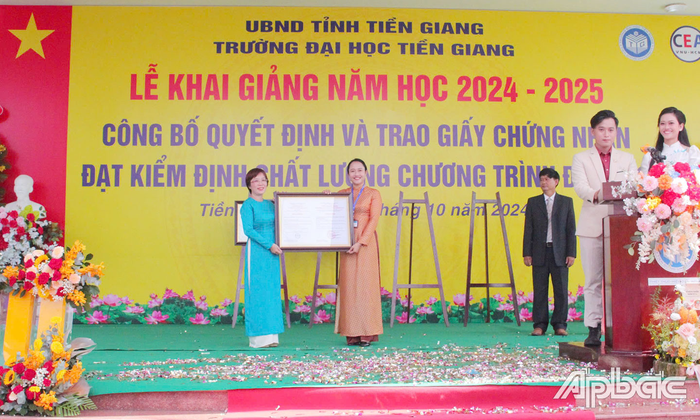 Trao bằng kiểm định chất lượng chương trình đào tạo cho Trường Đại học Tiền Giang